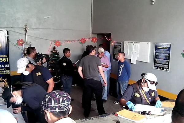 Sujetos permanecen detenidos en estación policial de Jalapa. (Foto Prensa Libre: Hugo Oliva)<br _mce_bogus="1"/>