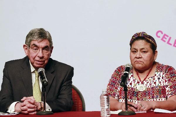 El expresidente de Costa Rica y Premio Nobel de la Paz en 1987, Óscar  Arias, habla durante una rueda de prensa conjunta con la Nobel de la Paz  de 1992, Rigoberta Menchú, en el marco del encuentro "Celebra la Vida"  que se desarrolla en  Querétaro, México. (Foto Prensa Libre: EFE)