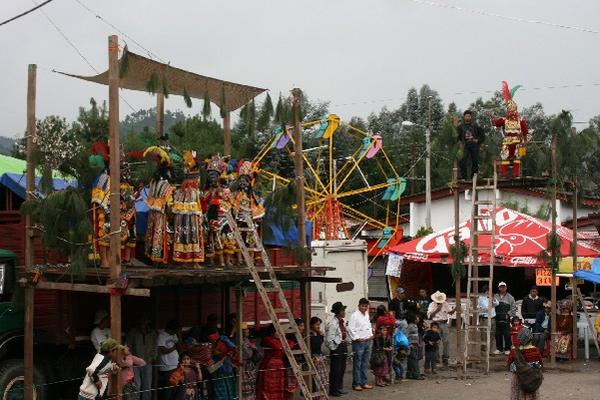 Danzas folclóricas se presentan durante la feria.