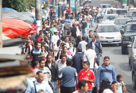 Usuarios de transporte público caminan hacia su destino. (Foto Prensa Libre: Erlie Castillo)