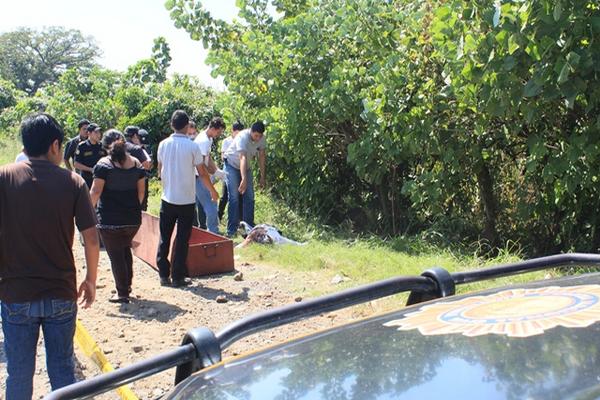 Autoridades recogen evidencias en el sitio del hallazgo de cadáver, en Escuintla. (Foto Prensa Libre: Melvin Sandoval)<br _mce_bogus="1"/>