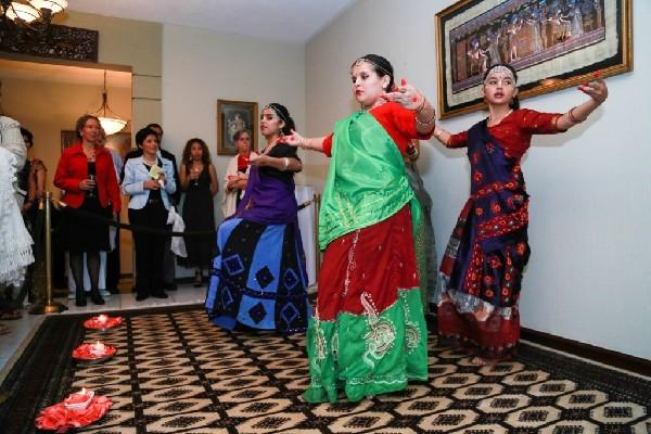 guatemaltecas presentan danzas ceremoniales de  India. (Foto Prensa Libre: Edwin Castro)