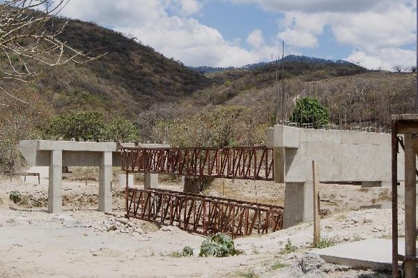 Construcción del puente Patixlán, Rabinal, Baja Verapaz, se encuentra abandonada.