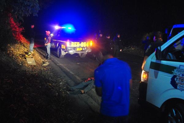 El cadáver de Víctor Manuel Monterroso quedó tendido en el asfalto en San Andrés Villa Seca. (Foto Prensa Libre: Jorge Tizol)