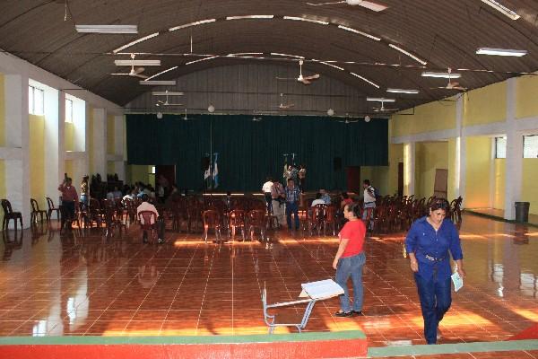 Aspecto del salón de usos múltiples del Instituto Simón Bergaño Villegas, después del remozamiento.