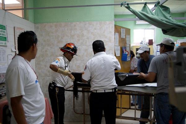 Uno de los siete heridos es atendido en el Hospital Nacional de Salamá, Baja Verapaz. (Foto Prensa Libre: Carlos Grave)<br _mce_bogus="1"/>