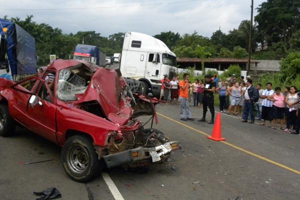 Tres vehículos se involucraron el accidente en carretera. (Foto Prensa Libre: Omar Méndez)<br _mce_bogus="1"/>