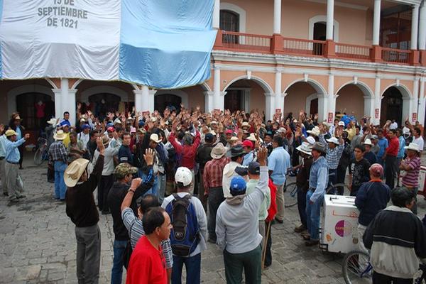 Decenas de expatrulleros ocupan la Gobernación Departamental en demanda de indemnización. (Foto Prensa Libre: Mike Castillo)<br _mce_bogus="1"/>