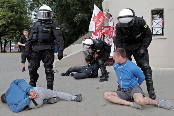 La policía polaca efectuó un centenar de capturas luego de los incidentes a las afueras del estadio de Varsovia. (Foto Prensa Libre: AP)