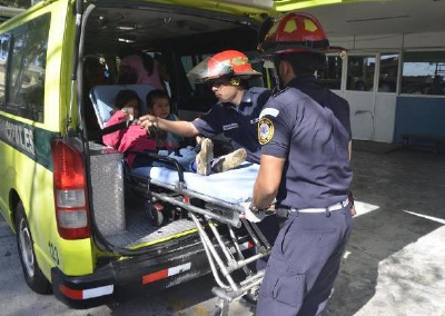 Integrantes de la familia Buch fueron llevados al hospital Roosevelt por Bomberos Municipales. (Foto Prensa Libre: Julio Lara)