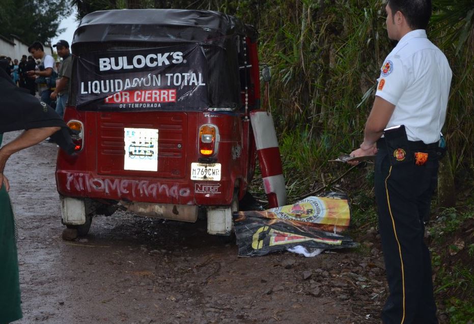 Bomberos permanecen en la escena del doble crimen en San José Pinula. (Foto Bomberos Voluntarios)