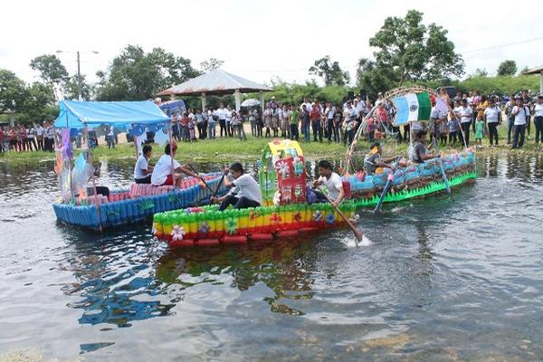 Tres lanchas  fueron elaboradas por estudiantes del Enbis, en Sayaxché, Petén. (Foto Prensa Libre: Rigoberto Escobar)