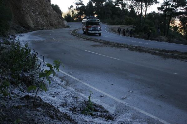 Entre los km 170 y 174, ruta Interamericana, se forma escarcha por las  bajas temperaturas.