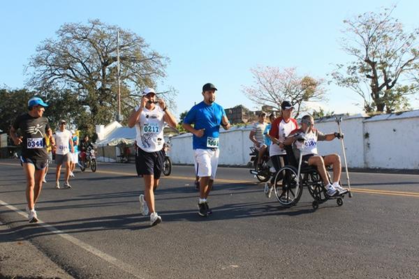 Un grupo de atletas participa en la carrera San Silvestre de Escuintla. (Melvin Sandoval)<br _mce_bogus="1"/>