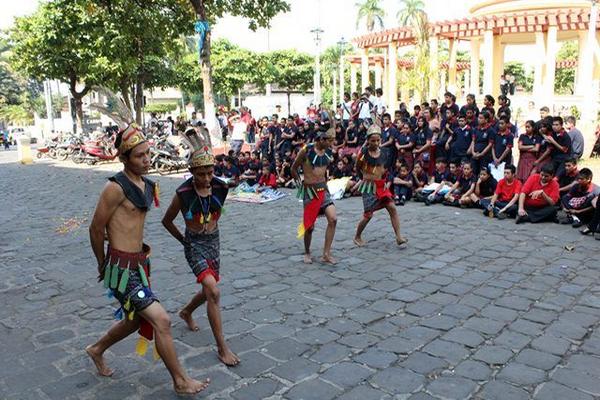 Estudiantes presentan una danza folclórica en la celebración del Día Internacional de la Lengua Materna en Retalhuleu. (Foto Prensa Libre: Rolando Miranda)