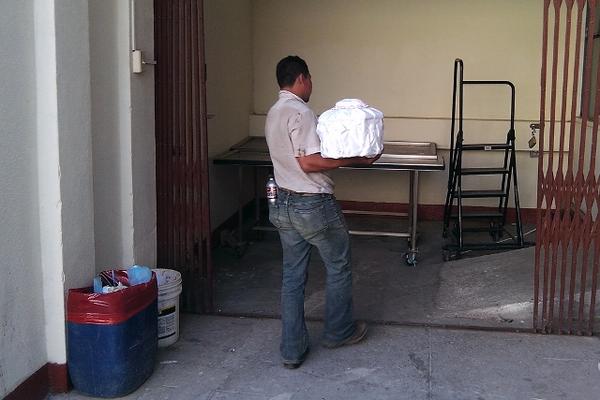 Familiares del bebé muerto reclamaron el cadáver en la morgue del Inacif de Jalapa. (Foto Prensa Libre: Hugo OLiva)