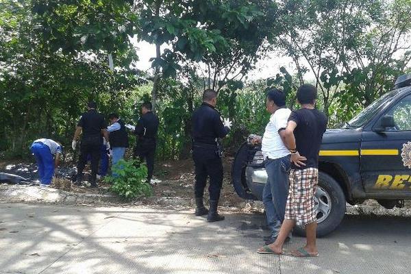 Un anciano murió al caer de un picop en un sector de Caballo Blanco, Retalhuleu. (Foto Prensa Libre: Rolando Miranda)