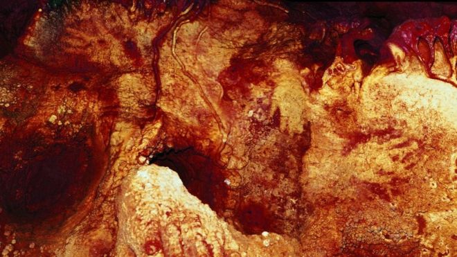 En la cueva de Maltravieso, en el occidente de España, hay impresiones de manos de neandertales que fueron hechas soplando pintura roja sobre ellas.