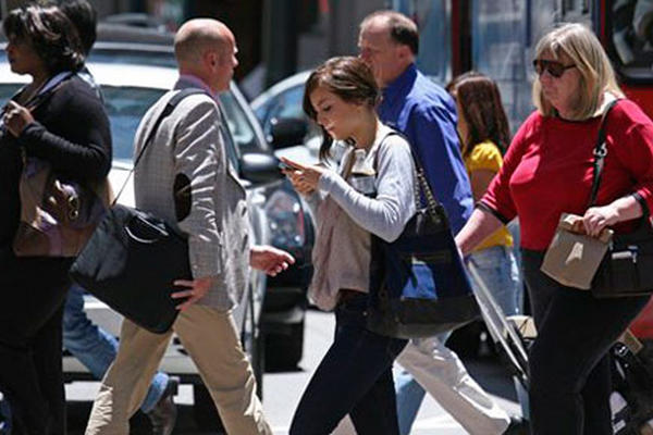 Distracción por hablar en celular es riesgoso