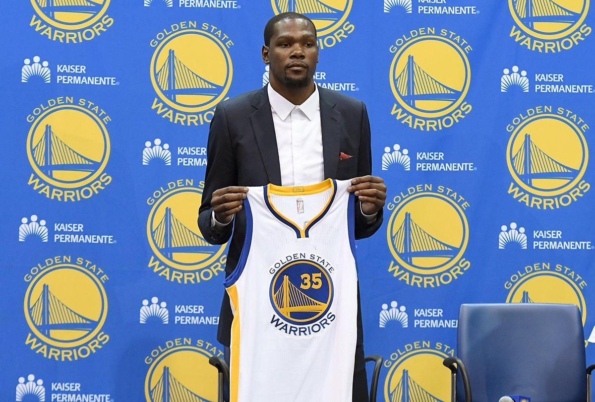 Kevin Durant es nuevo jugador de los Warriors. (Foto Prensa Libre: AFP)