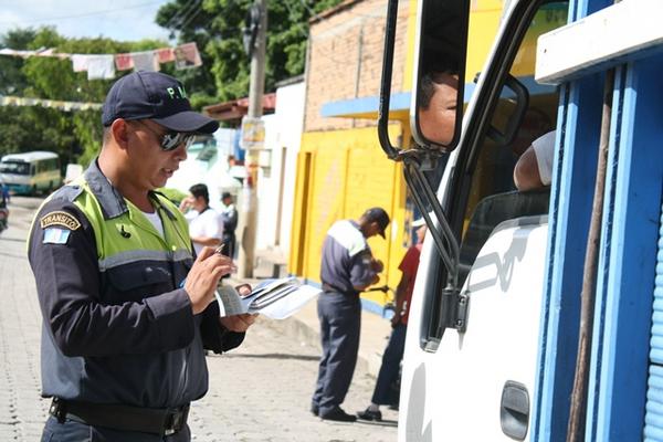 Un agente de la PMT de Jutiapa verifica la documentación de un piloto de camión. (Foto Prensa Libre: Óscar González)<br _mce_bogus="1"/>