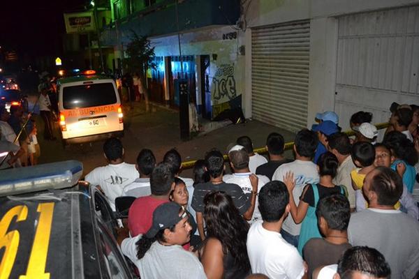 Vecinos observan el lugar donde murió la mujer. (Foto Prensa Libre: Hugo Oliva)<br _mce_bogus="1"/>