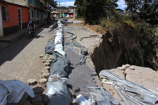 Dos metros de calle han sido socavados.