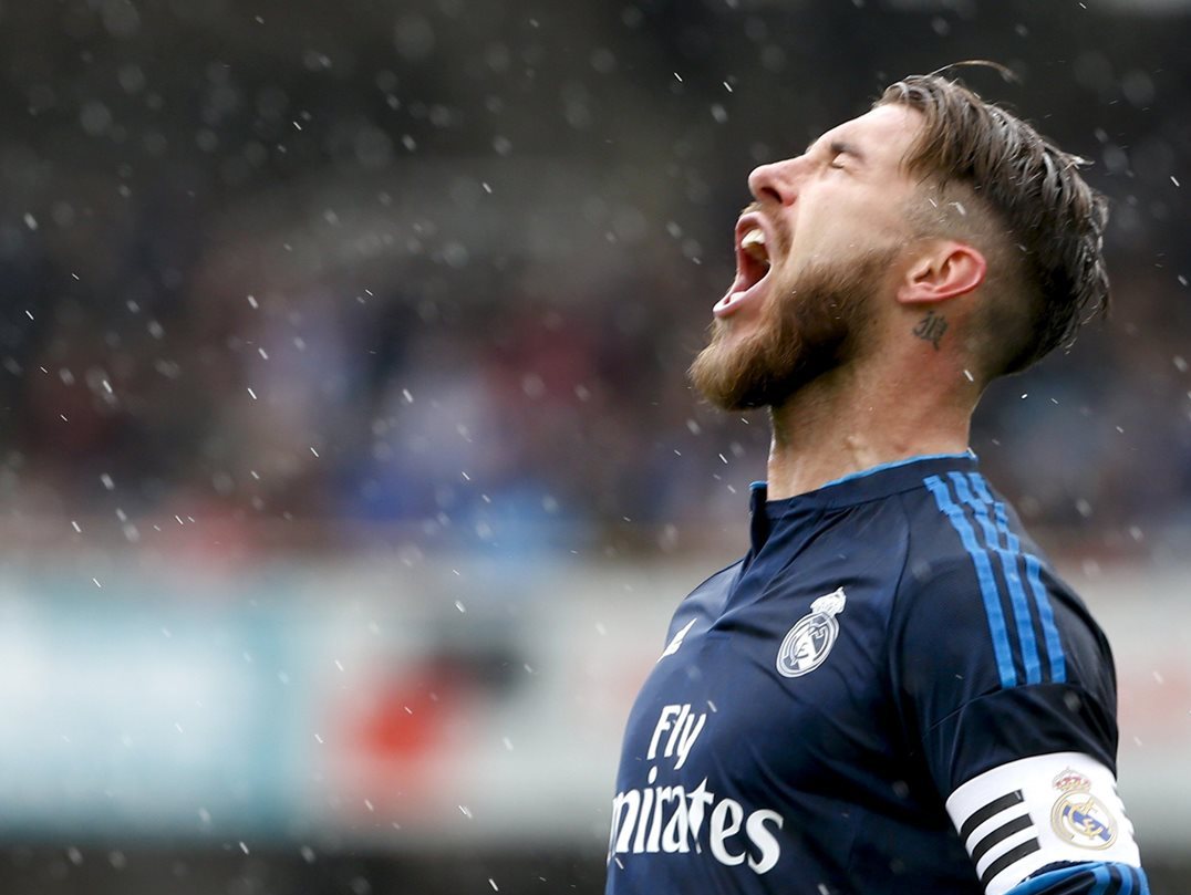 El capitán del Real Madrid, Sergio Ramos, vivió con intensidad el juego frente a la Real Sociedad. (Foto Prensa Libre: EFE)