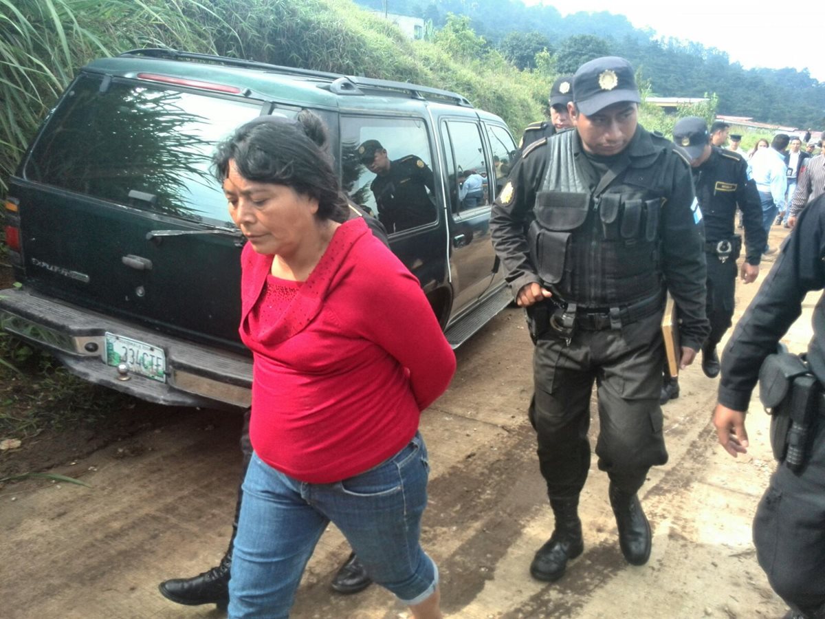 María de los Santos Orellana es trasladada a la Torre de Tribunales. (Foto Prensa Libre: Estuardo Paredes)