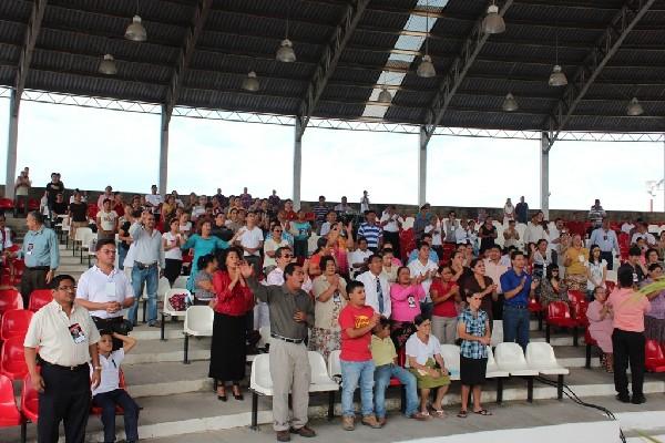 Los participantes  oran durante  la inauguración  de la cumbre  en Petén.