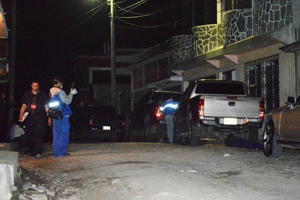 Autoridades recopilan evidencia en el escenario del crimen. (FOTO PRENSA LIBRE: MIKE CASTILLO)<br _mce_bogus="1"/>