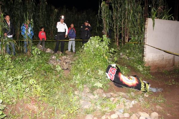 Bomberos esperan la llegada del MP para recolectar evidencias del crimen. (Foto Prensa Libre: Oscar Figueroa )<br _mce_bogus="1"/>