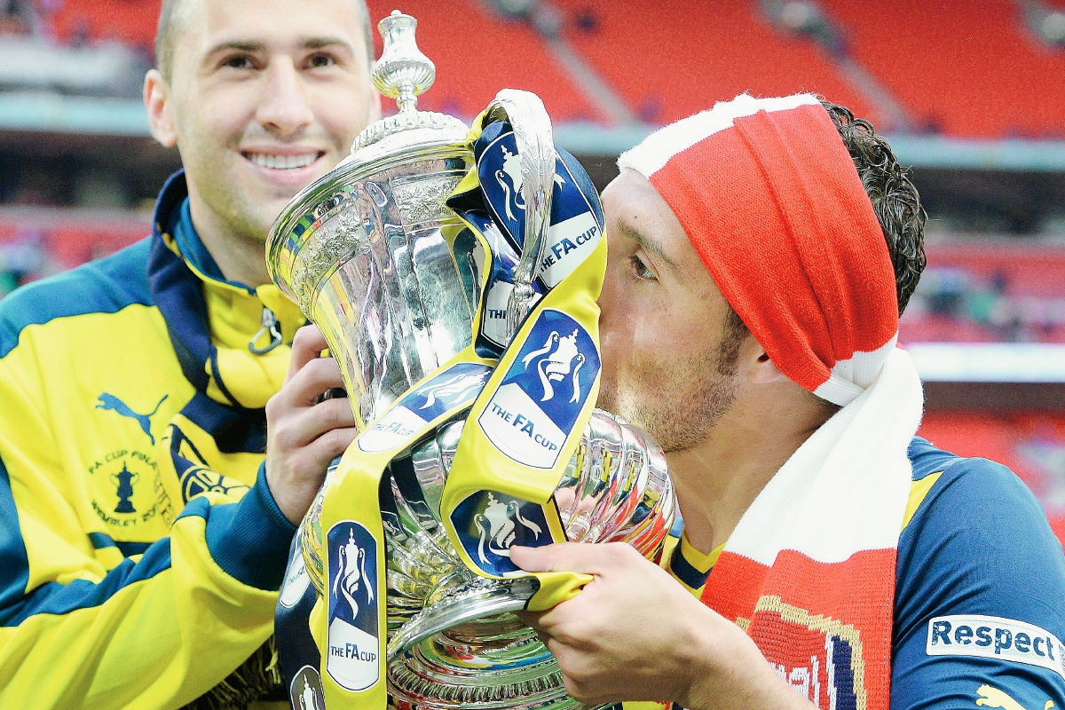 El portero David Ospina celebró el título de la FA Cup el 30 de mayo con el Arsenal. En la fotografia junto a Santi Cazorla. (Foto Prensa Libre: EFE)