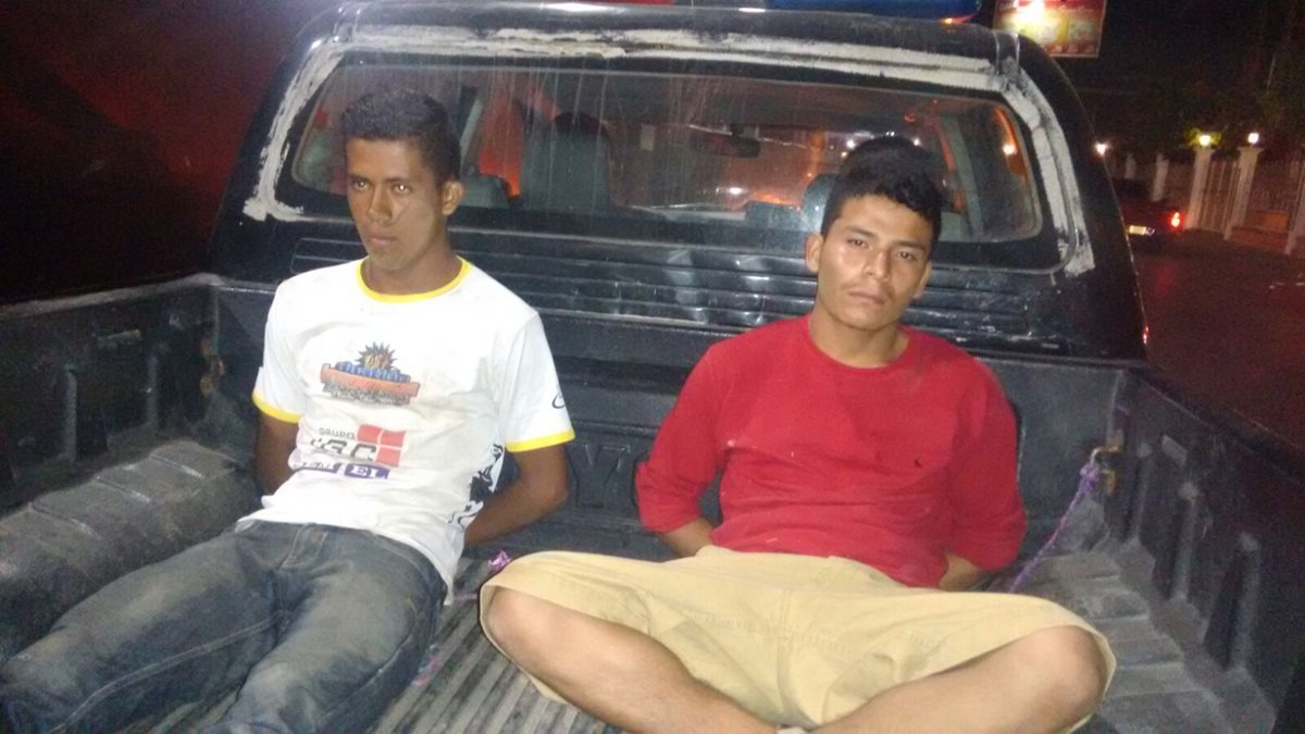 Los dos hombres capturados son trasladados en la palangana de un autopatrulla hacia el Juzgado de Paz de Barberena, Santa Rosa. (Foto Prensa Libre: PNC)