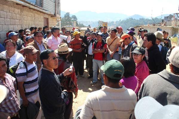 líderes  dialogan  con vecinos de Toto.