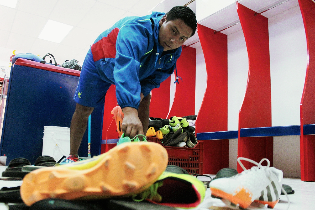 Franqui López cumple con su labor vital en el Xelajú MC como es cuidar cada detalles de la utilería. (Foto Prensa Libre: Carlos Ventura).