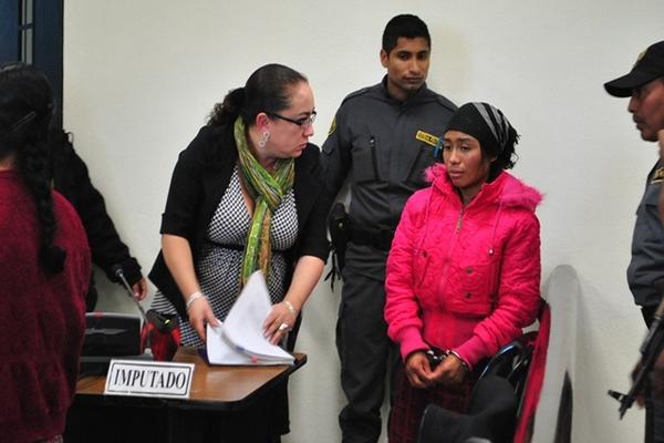 Carmen Fuentes, abogada defensora, informa de la decisión del juzgado a Ruth Abigaíl Yac, sindicada de amenazas. (Foto Prensa Libre: Alejandra Martínez)