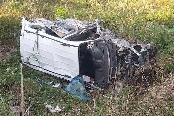 Tras el choque, el vehículo de Luna del Valle cayó a una hondonada de unos cien metros. (Foto Prensa Libre: Rigoberto Escobar)<br _mce_bogus="1"/>