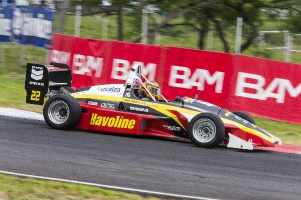 George Hazbun, en su monoplaza, es el dominador de la Fórmula Mazda, aunque la lucha por el primer puesto es cerrada. (Foto Prensa Libre: cortesía Speed-addiction)