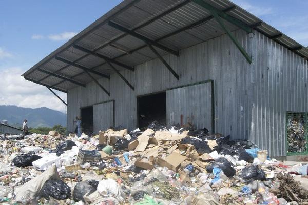 Hace cinco meses en la planta trabajaban 40 empleados, pero la comuna efectuó recortes presupuestarios y ahora solo laboran seis.