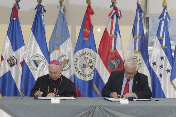 El secretario general del Sica, Juan Daniel Alemán,  y el nuncio apostólico en El Salvador,  Luigi Pezzuto. (Foto Prensa Libre: EFE)