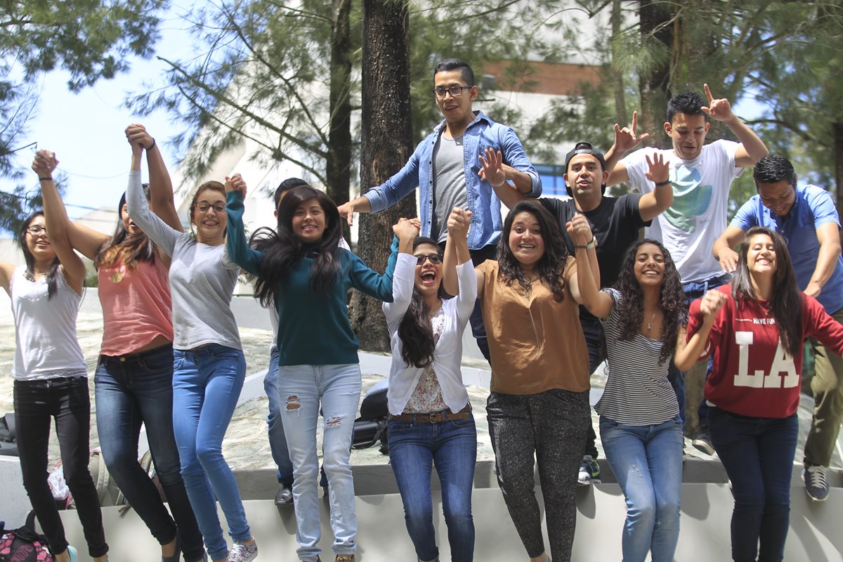 Jovenes universitarios celebran el Dia Mundial de la Juventud. (Foto Prensa Libre: Edwin Bercián)