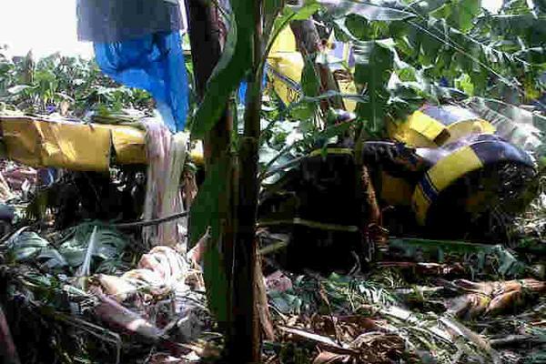 Nave aérea cayó en la aldea Limones. (Fotografía Prensa Libre:  Bomberos Departamentales)