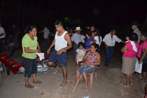 Los vecinos protestan para evitar que camiones cañeros causen accidentes. (Foto Prensa Libre: Jorge Tizol)