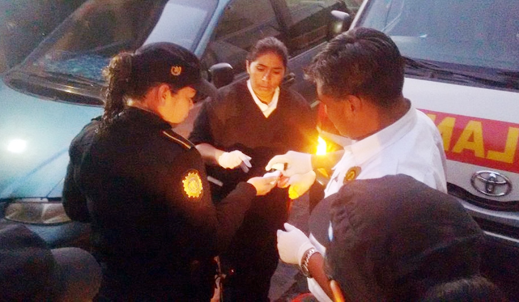 Socorristas atienden a mujeres policías afuera de reclusorio, en la zona 1 de Xelajú. (Foto Prensa Libre: Carlos Ventura)