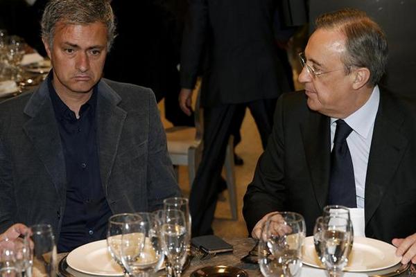 Florentino Pérez (derecha) y José Mourinho comparten mesa en la tradicional comida de navidad. (Foto Prensa Libre: EFE)