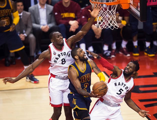 Biyombo (8)es suspendido por un codazo. (foto Prensa Libre: AFP)