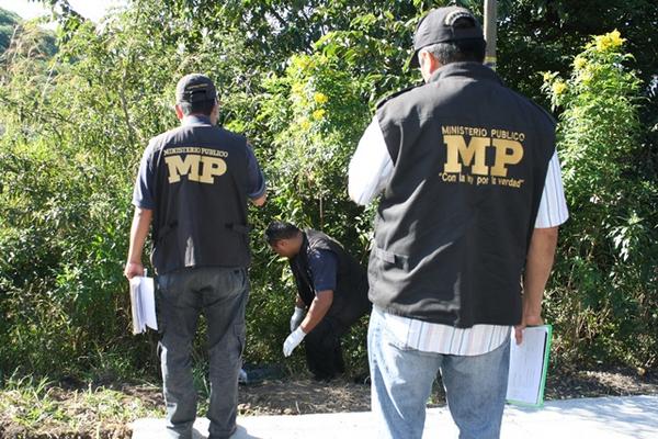 El cuerpo del hombre quedó a orillas de la carretera. (Foto Prensa Libre: Óscar González)<br _mce_bogus="1"/>