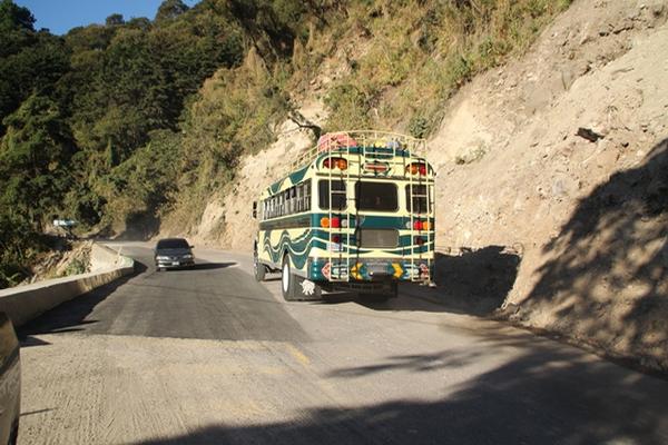 Los dos carriles de la ruta entre Sololá y Panajachel están habilitados al paso vehicular. (Foto Prensa Libre: Ángel Julajuj)