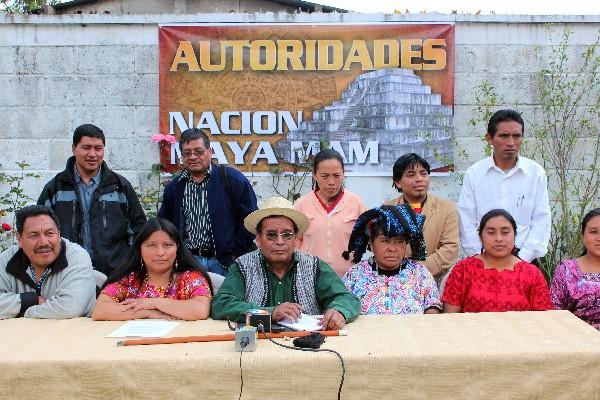 Los líderes indígenas de Quetzaltenango,  en la conferencia  de prensa,   en San Juan Ostuncalco.